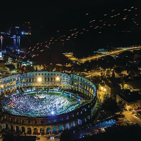 Апартаменты 1 Bedroom Lovely In *