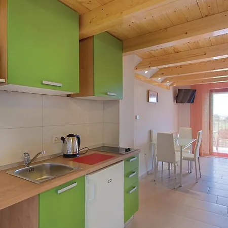 1 Bedroom Lovely In Апартаменти Пула